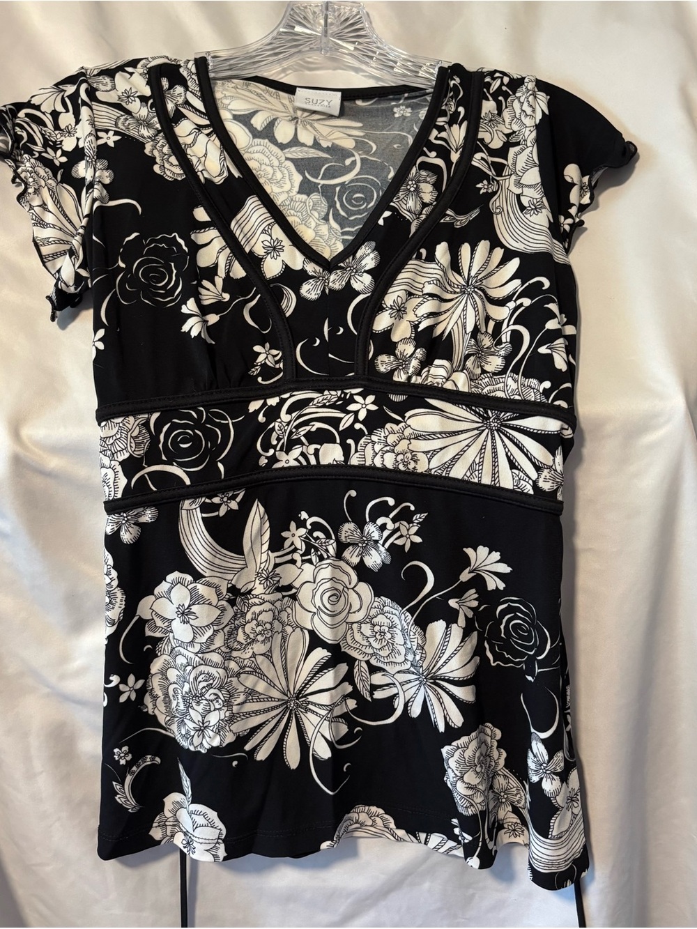 Suzy Shier Black and White Floral V-Neck Top S/P
